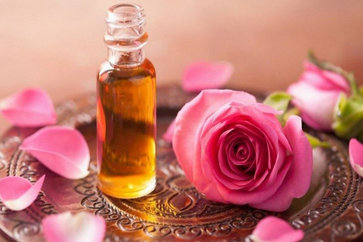 गुलाब के तेल को चेहरे पर लगाने के है कई फायदे